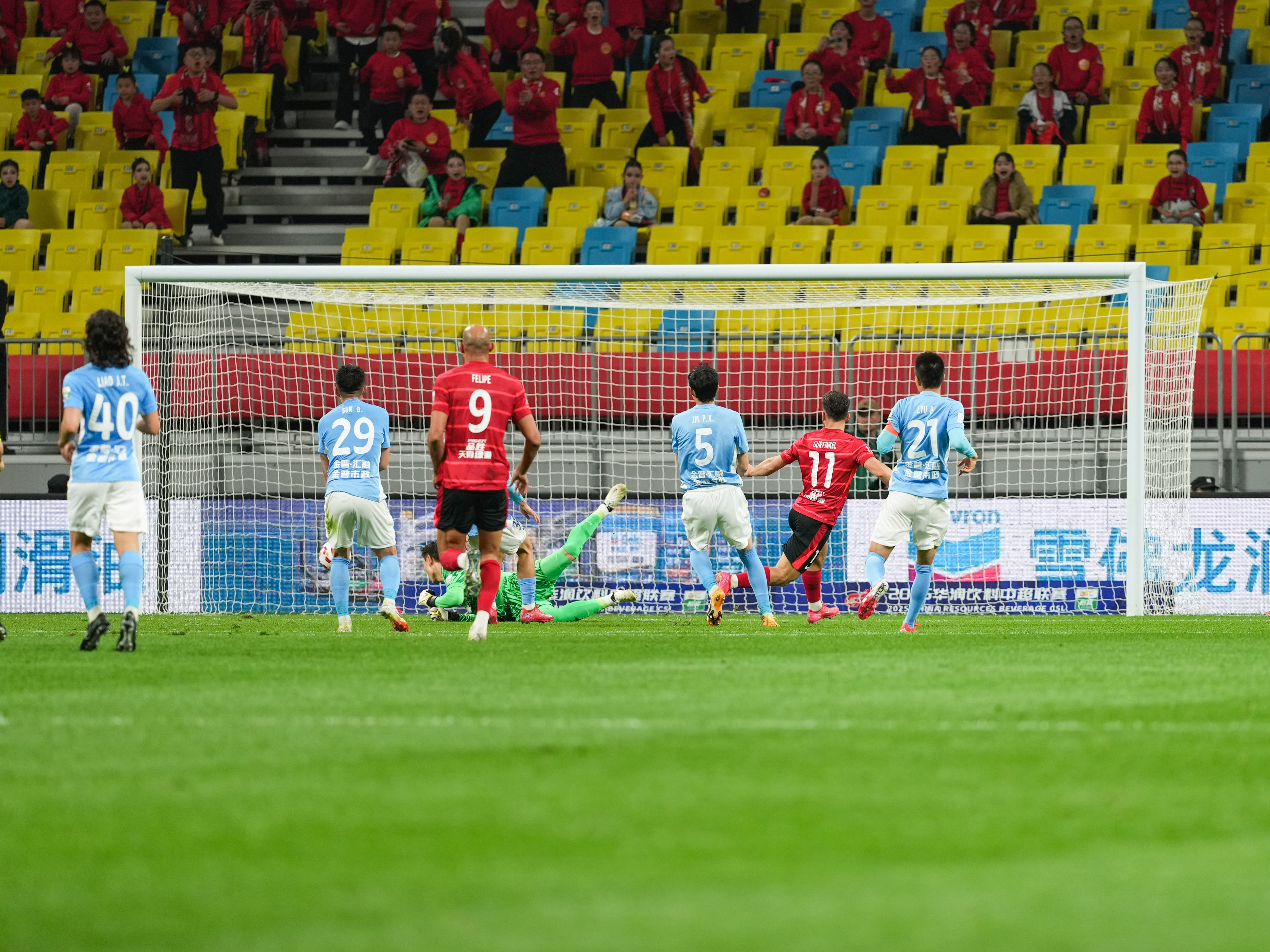 足球赛事精彩连连，球队实力逐渐崭露头角