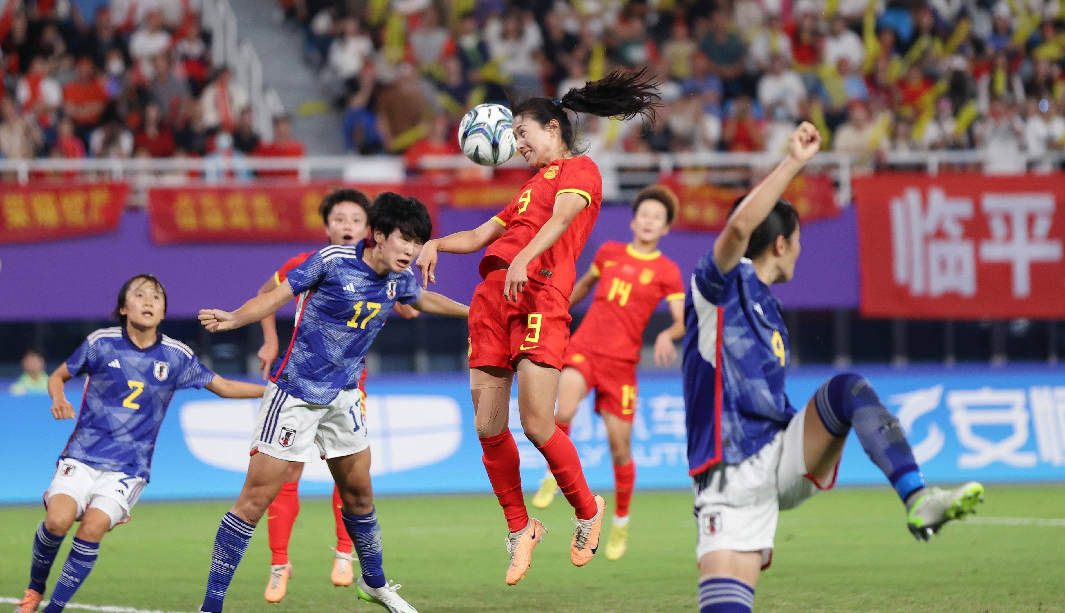 引人入胜的足球比赛：女子国家队的关键比赛