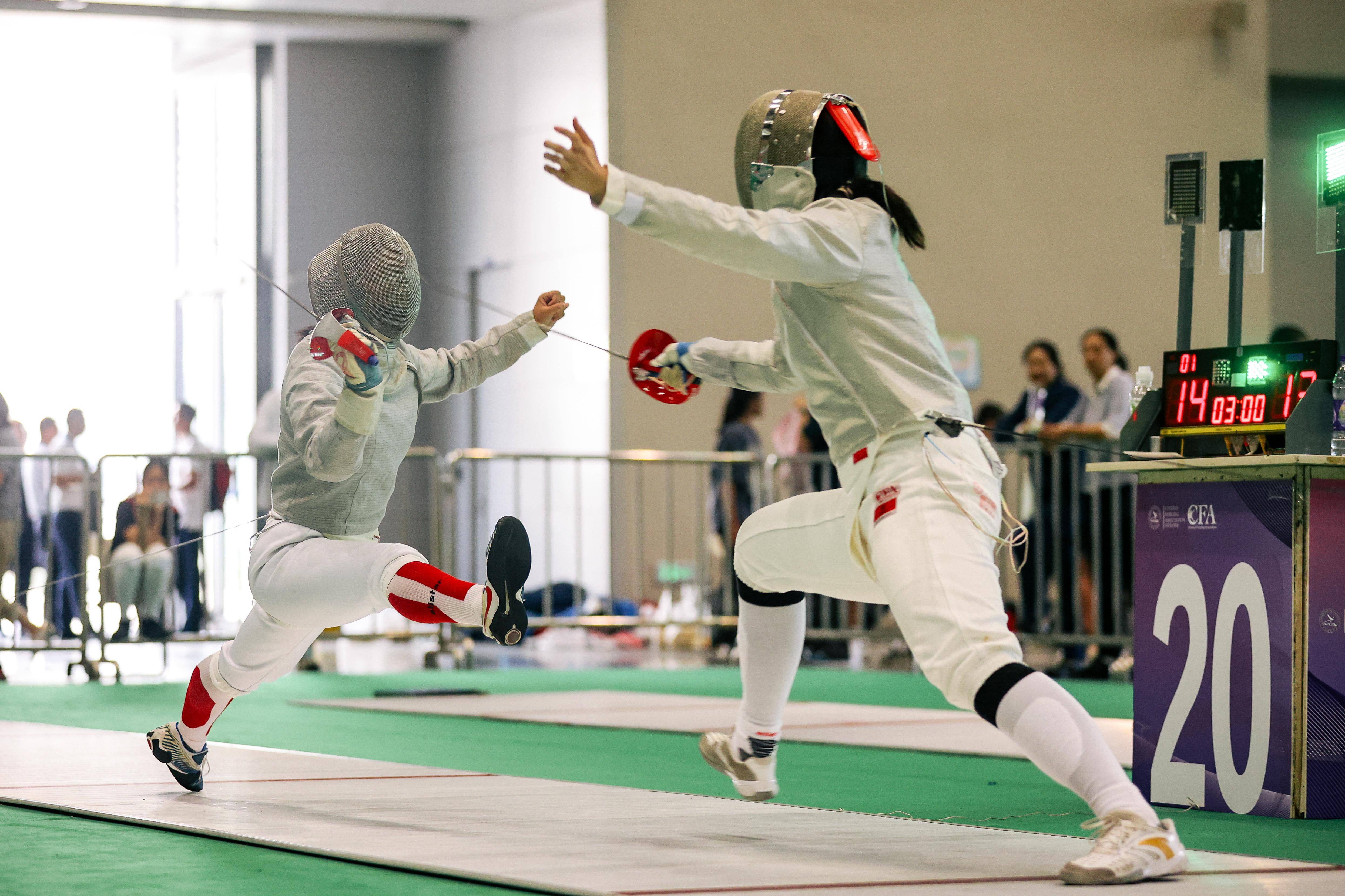 法国公开赛击剑运动员荣登领奖台