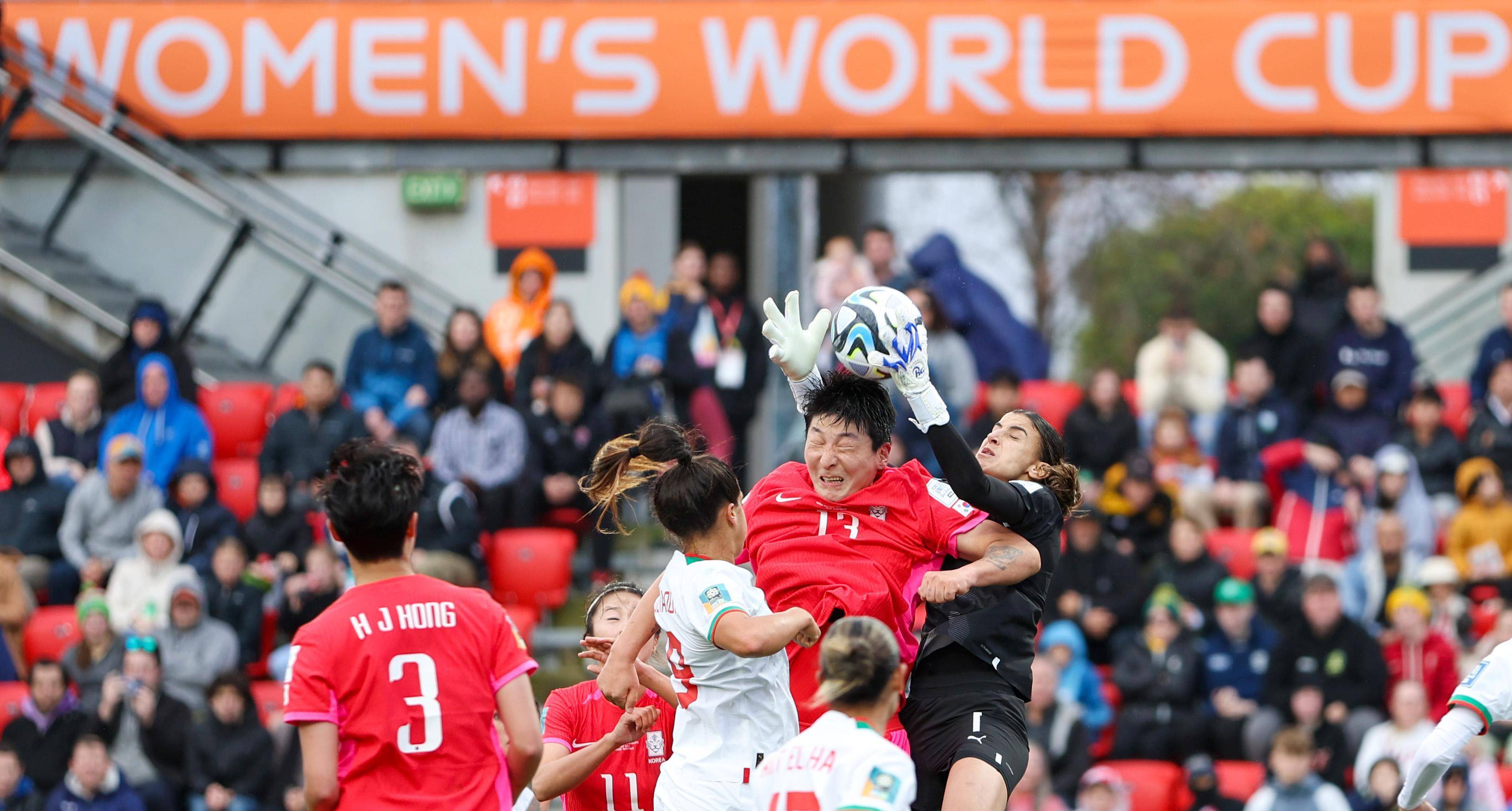 国内足球比赛女队表现强势赢得赞誉