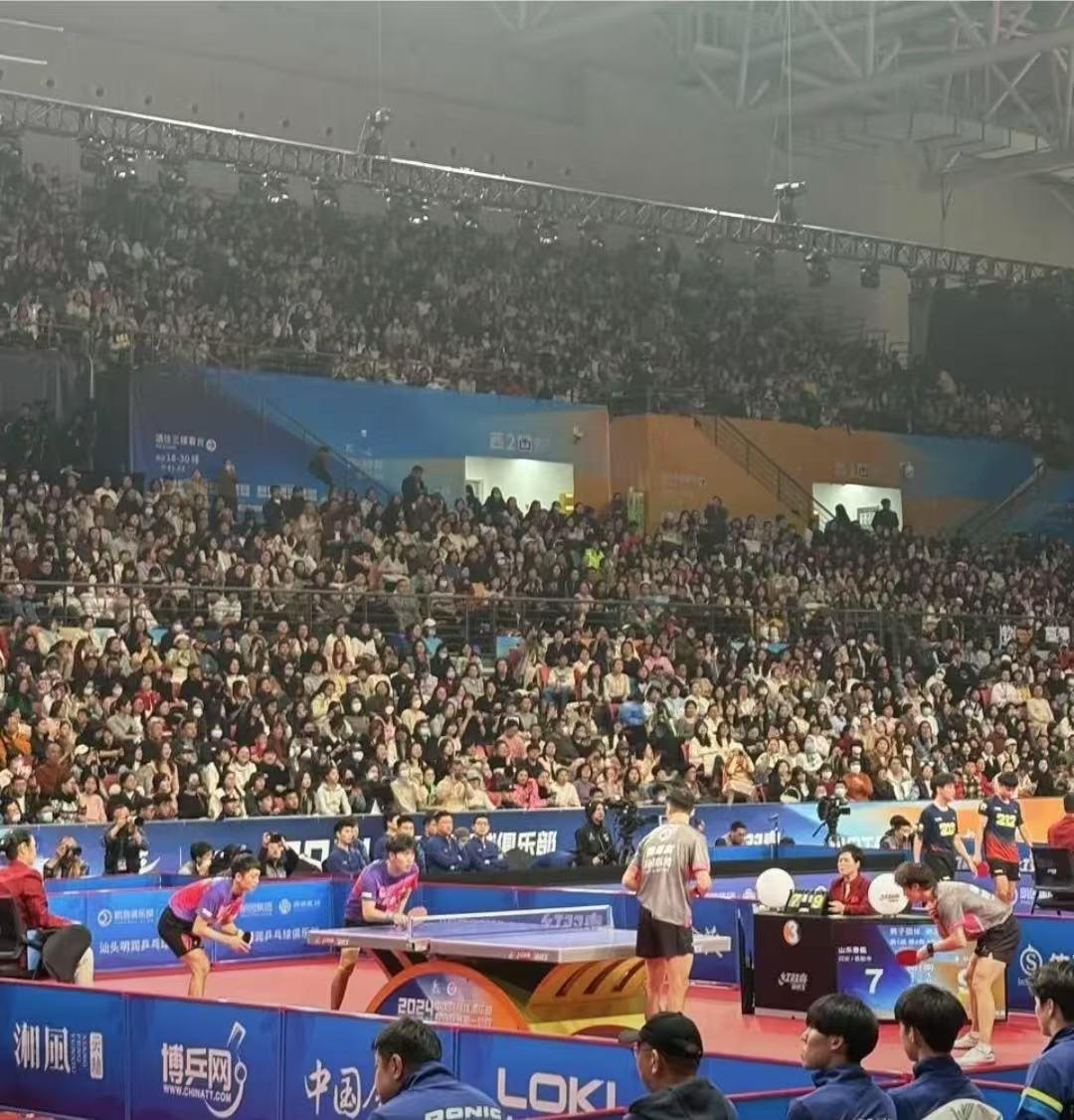 不断升温的竞赛气氛,让球迷乐在其中 不断升温的竞赛气氛,让球迷乐在其中