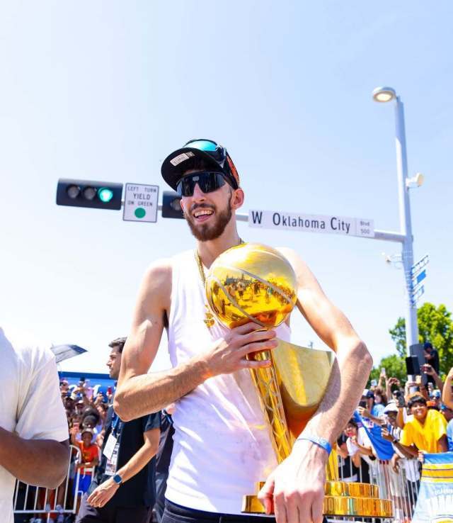 不断升温的竞赛气氛,让球迷乐在其中 不断升温的竞赛气氛,让球迷乐在其中