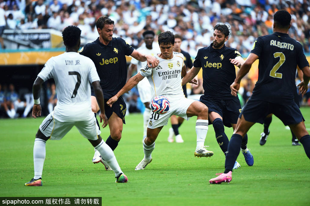 两队球员在场上展开了激烈博弈，不甘示弱