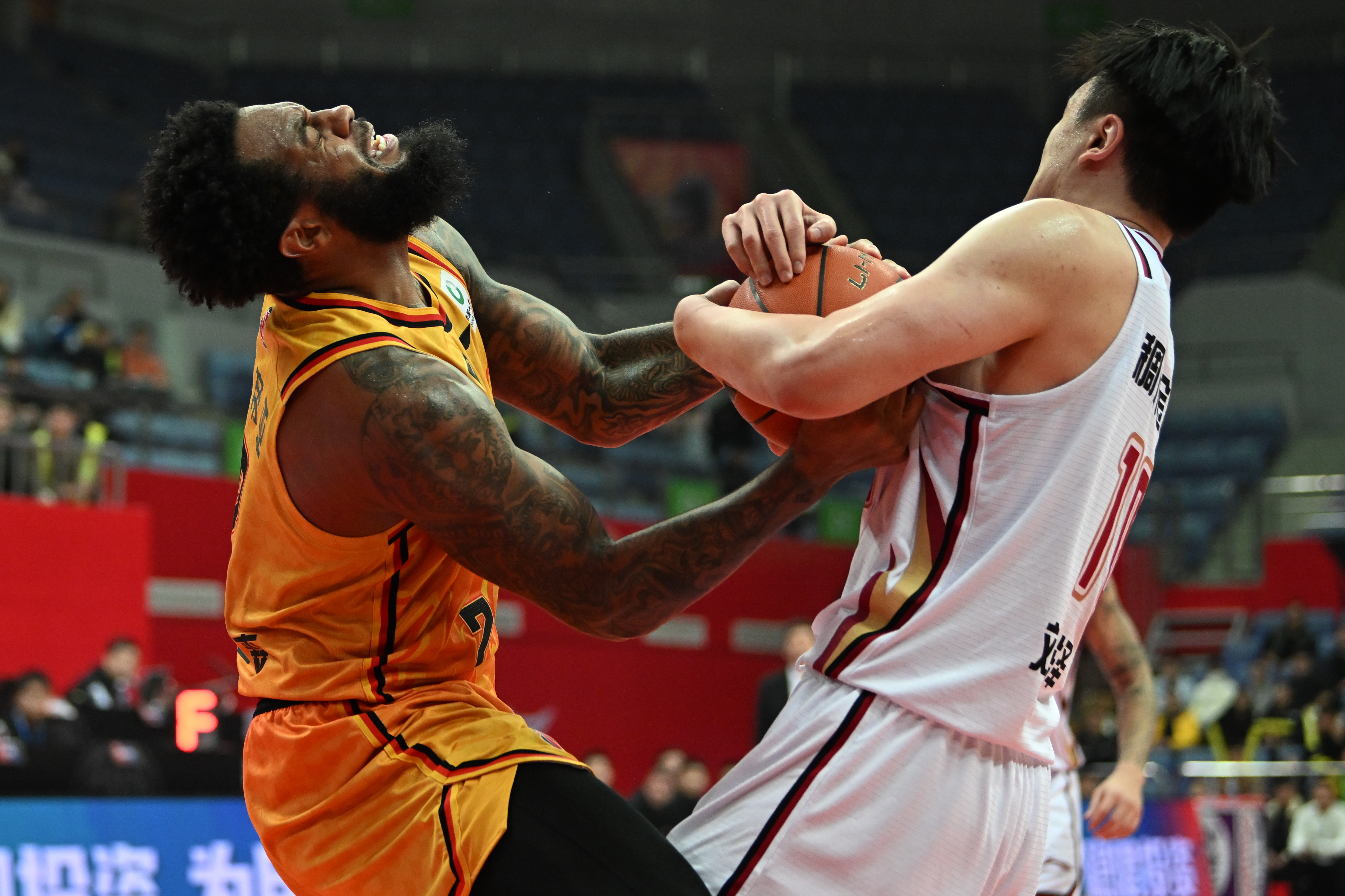 两队球员在场上展开了激烈博弈，不甘示弱