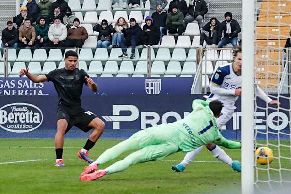 佛罗伦萨客场逼平帕尔马，保持不败