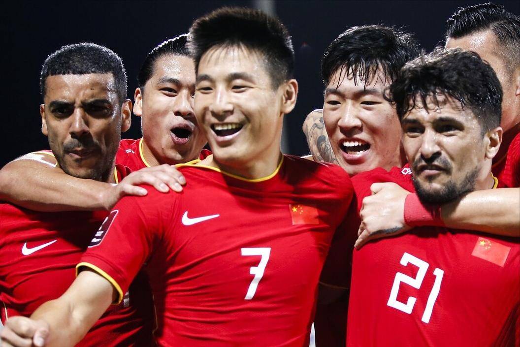 前锋连场进球，助球队赢得胜利