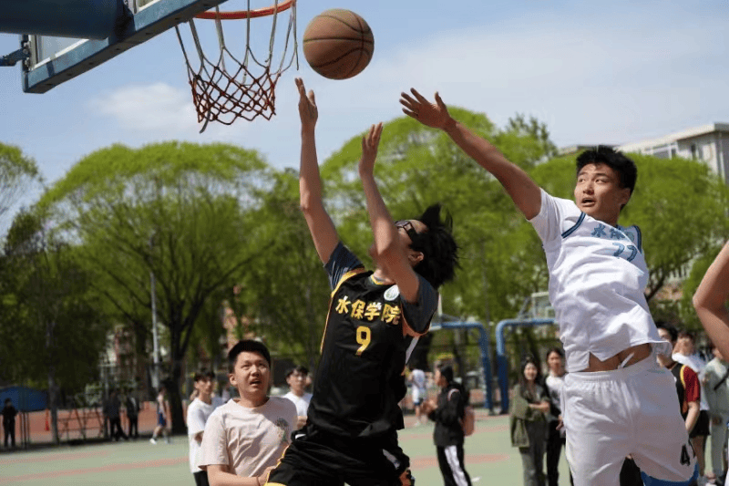 比赛进入白热化,场上场下全情投入 比赛进入白热化,场上场下全情投入