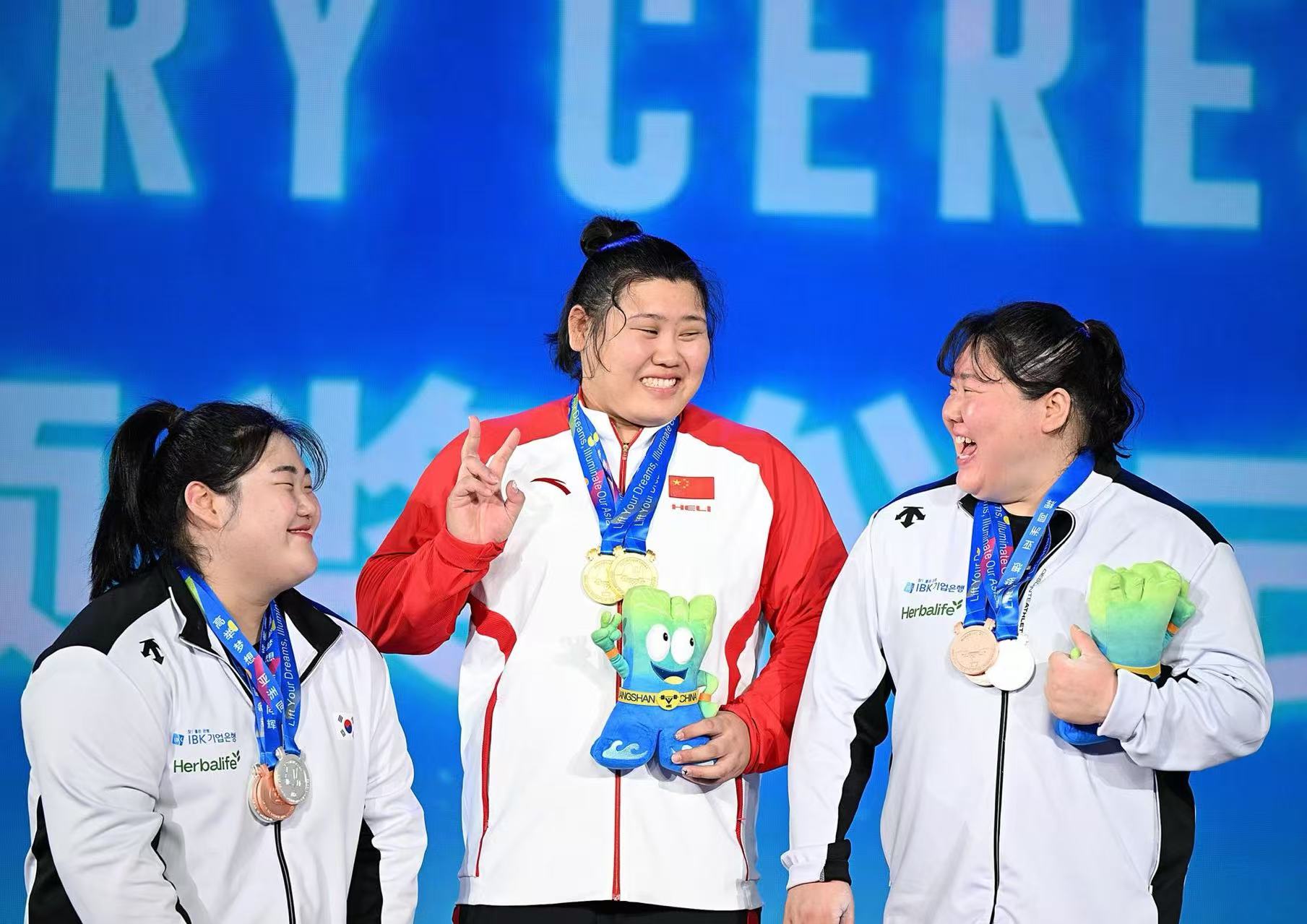 举重选手创造新记录斩获金牌