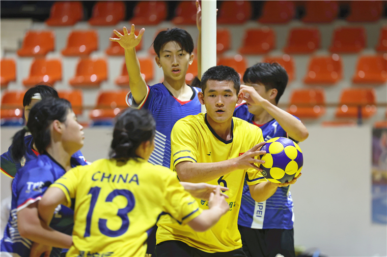 青岛黄海在主场全力以赴，血拼取胜！