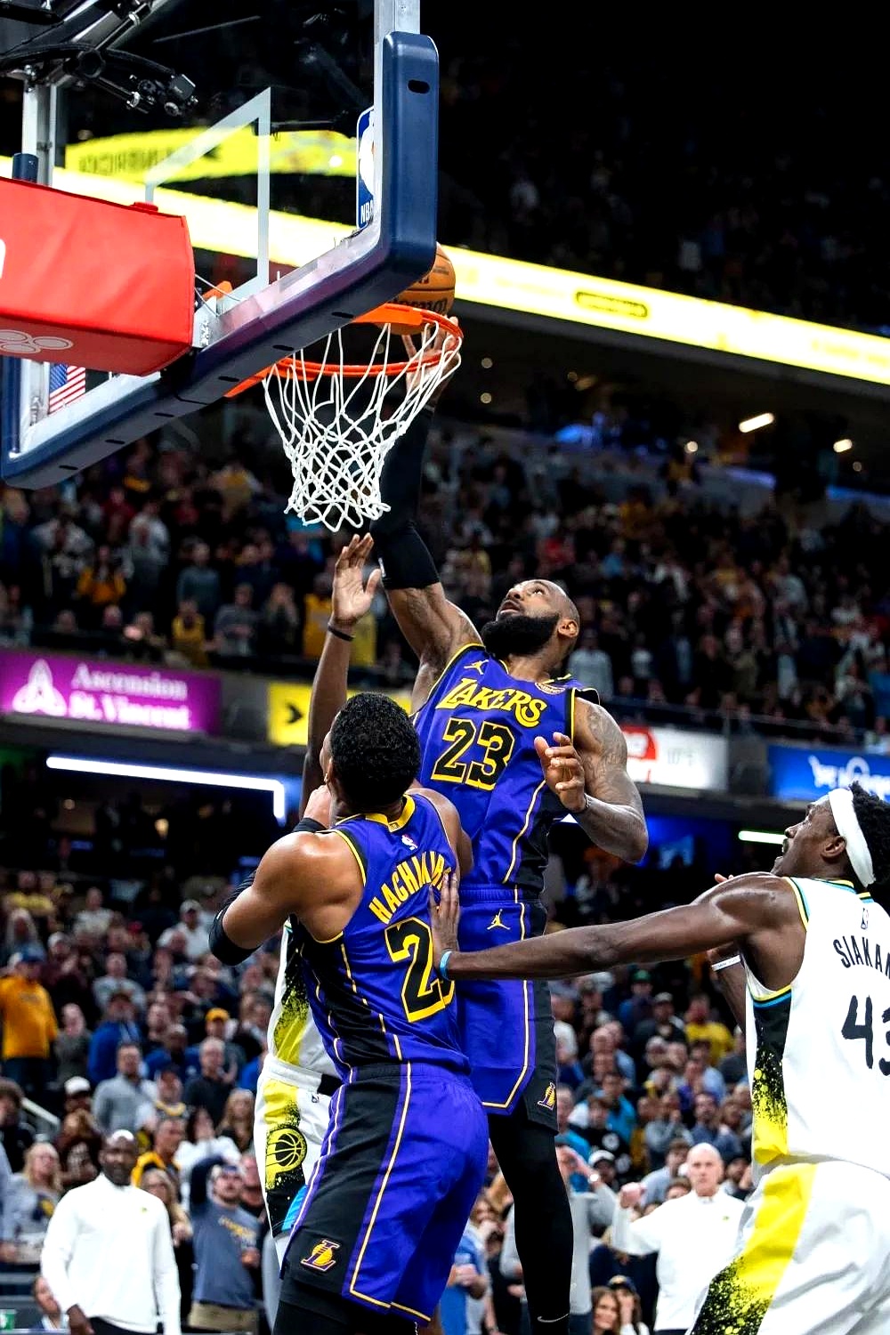 湖人客场险胜快船,詹姆斯高效砍下分 湖人客场险胜快船,詹姆斯高效砍下分