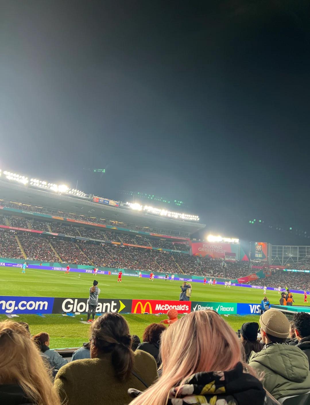 比赛现场气氛热烈，球迷欢呼声不断响起