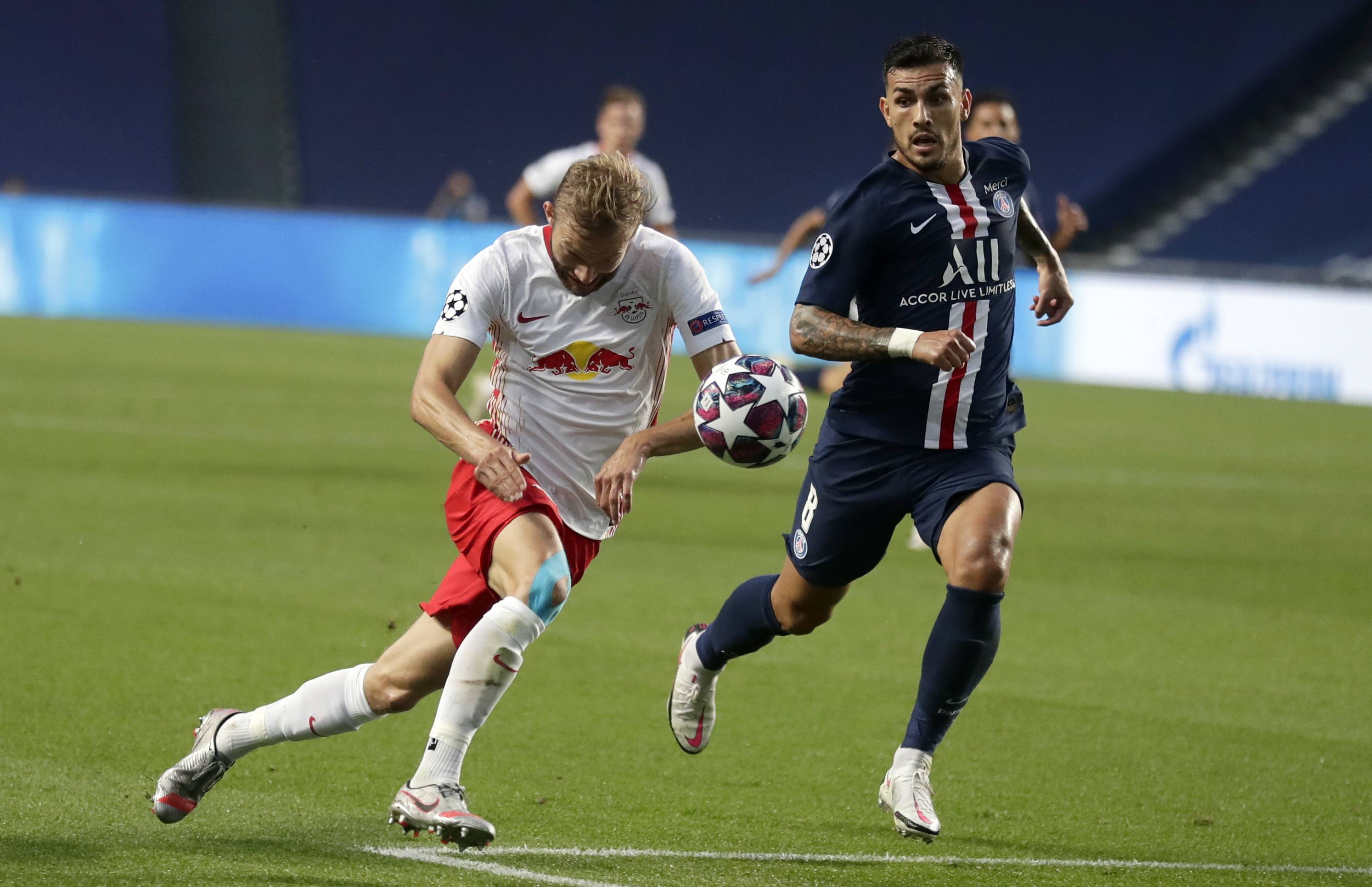 巴黎圣日耳曼球员全力以赴,率队晋级 巴黎圣日耳曼球员全力以赴,率队晋级