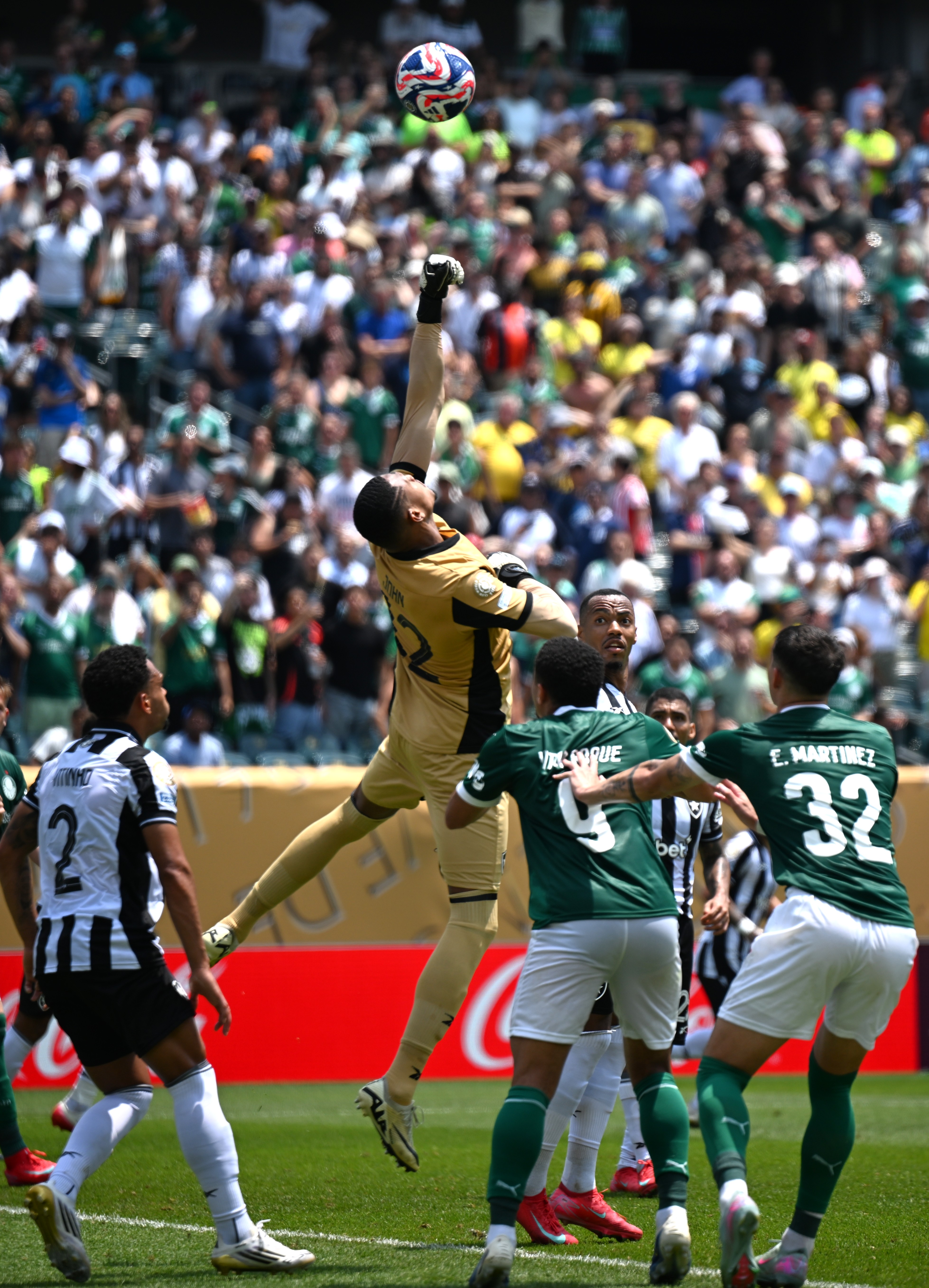 足球赛场上掀起一场激烈角逐