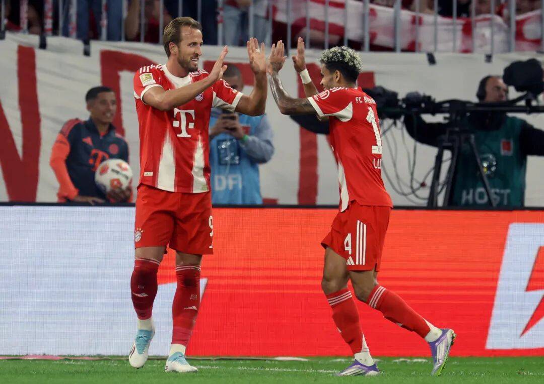 包含拜仁慕尼黑客场大胜，豪取德甲联赛三分！的词条