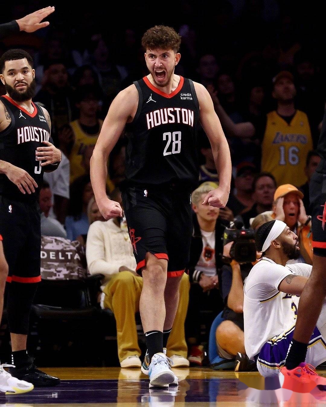 火箭惜败76人，主场十连胜告终