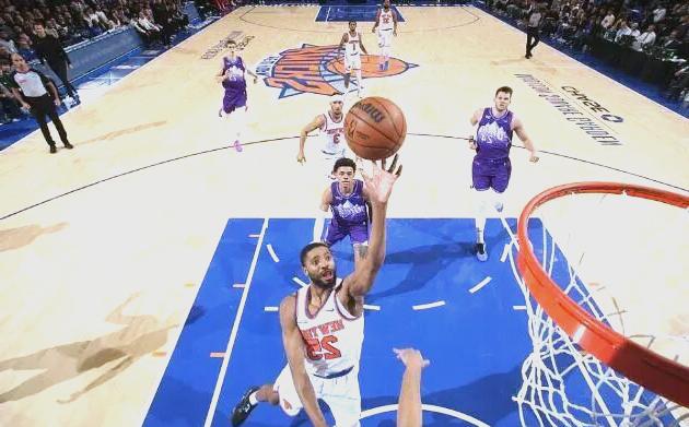 爵士客场战胜尼克斯，逆转成功