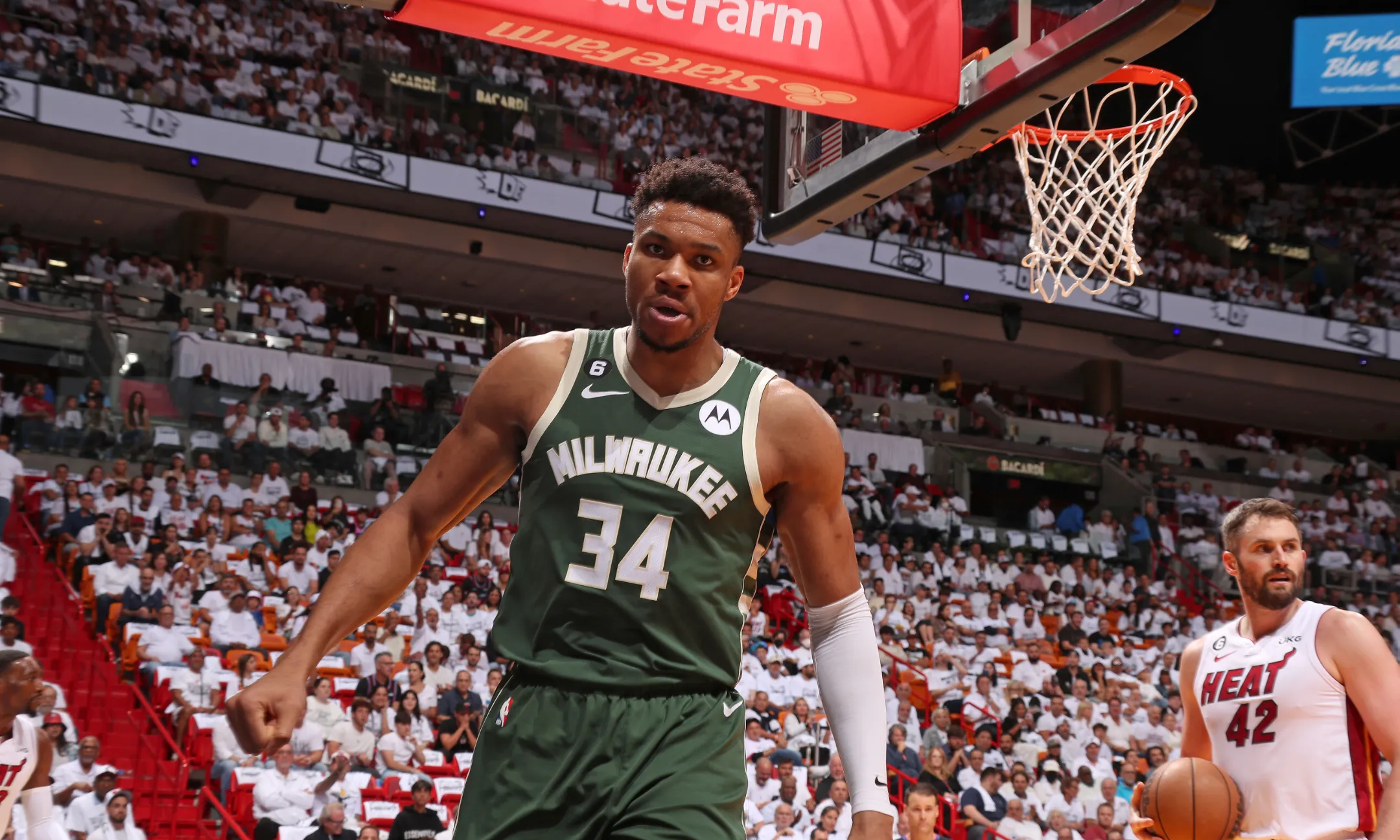 雄鹿力克76人，字母哥压制恩比德